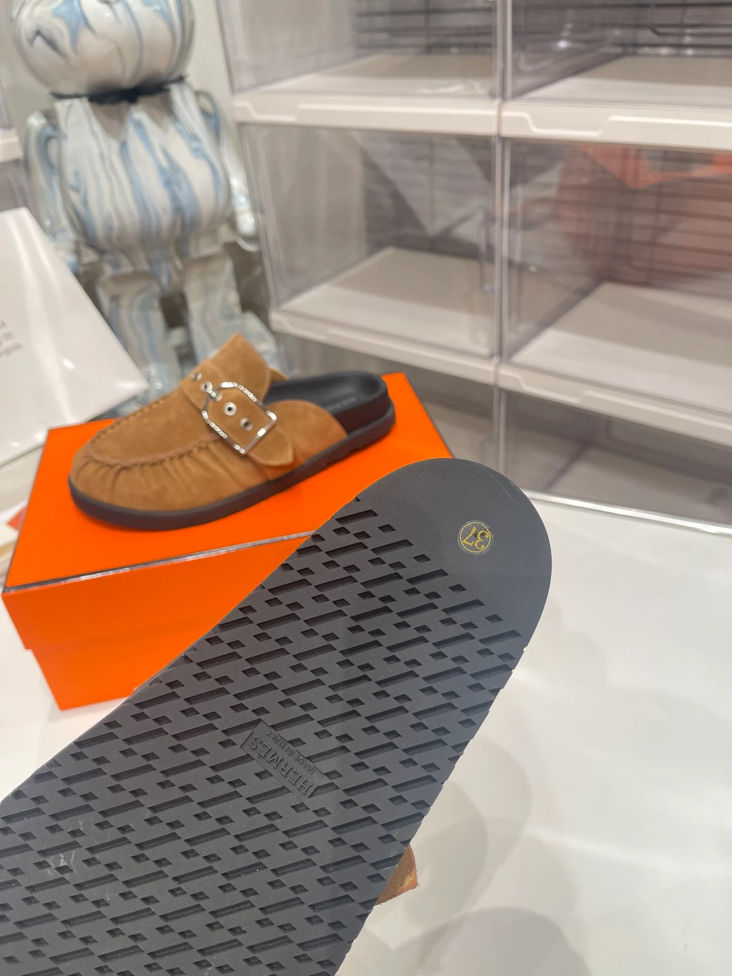 [H Family Hermès] P: 540💰 Size: Male 39-44 (45 46 customized) Female 35-40 (41 42 customized) HERMES Hermès latest kelly buckle couple style Birkenstock slippers, classic family language design! It looks good no matter how you match it! Casual and high-end feeling, the comfort is also great, paired with a variety of colorful socks, it gives a trendy and high-end feel ●Upper: imported cow suede ●Inner: imported sheepskin ●Foot pads: imported mixed sheepskin ●Outsole: Tpu non-slip and wear-resistant outsole